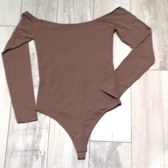 Babaton  Aritzia Long-Sleeve Off the Shoulder Bodysuit in Tan Cream Beige 2XS - Picture 1 of 3